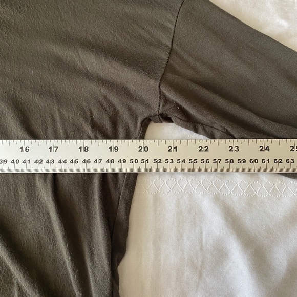 Aritzia Babaton Women's Dark Olive Green 1/2 Sleeve 1/4 Side Slit T-Shirt Medium - Picture 9 of 14